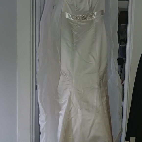 New wedding dress with tags attached - Picture 3 of 11